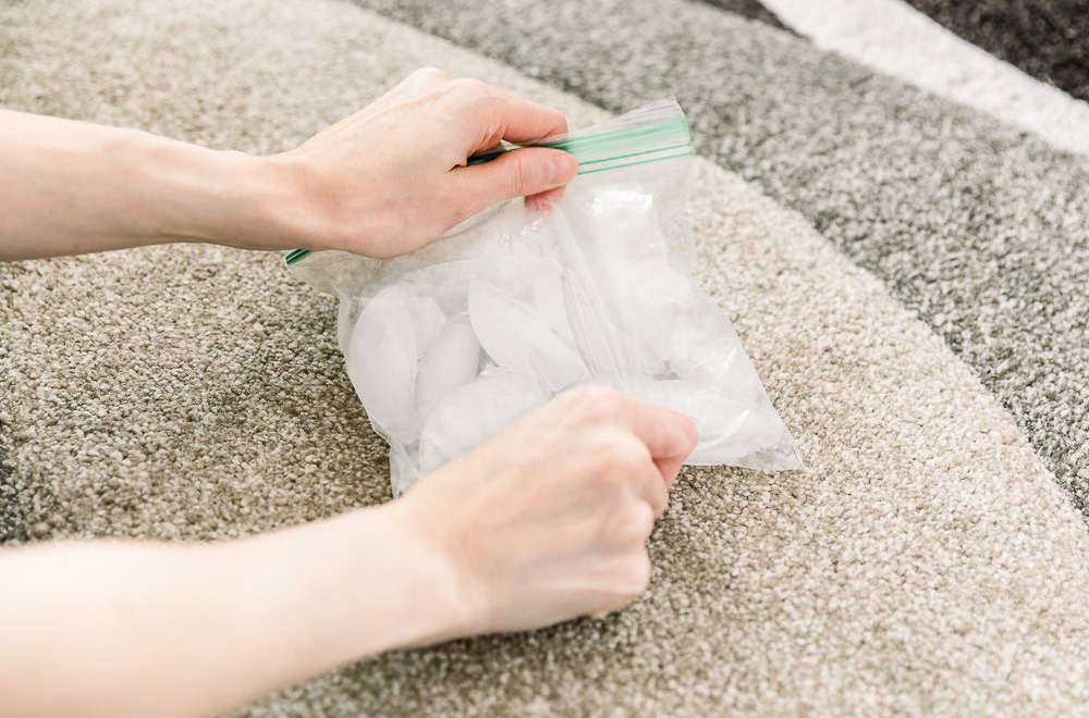 از بین بردن لکه آدامس روی فرش