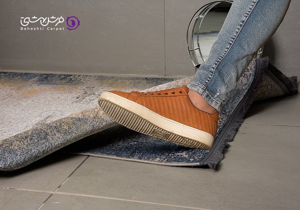 روش های جلوگیری از سرخوردن فرش و تصویر پای انسان بر روی فرش