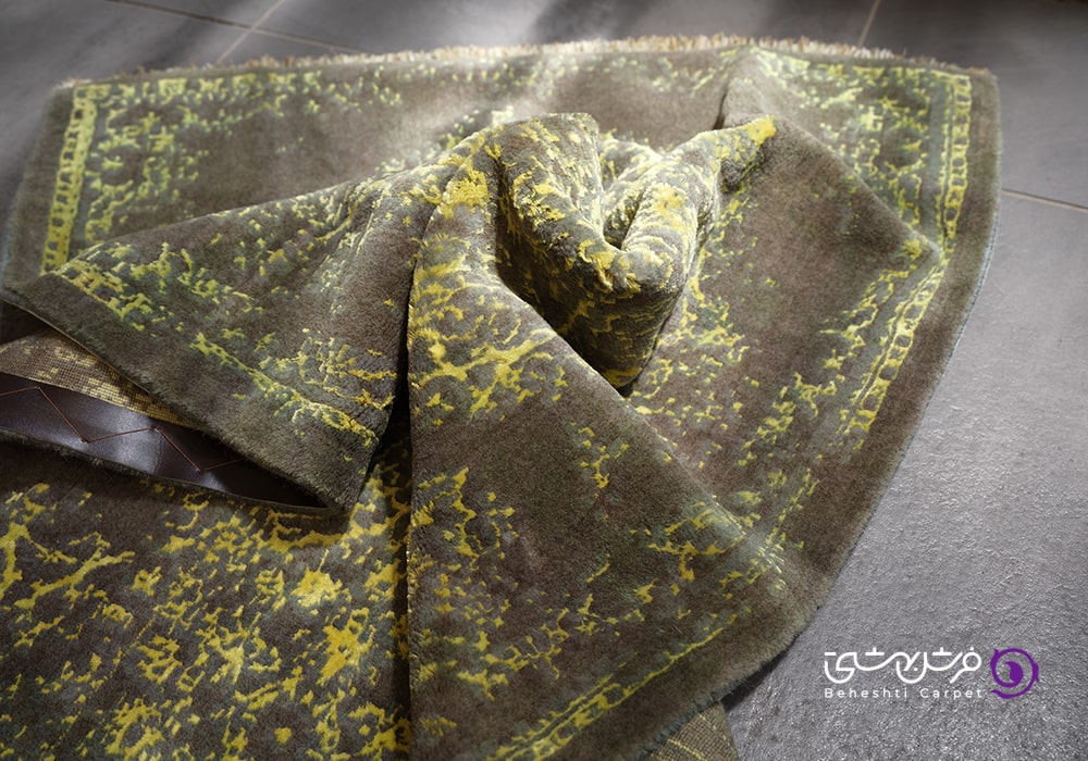 تصویر یک فرش جمع شده فرش بهشتی