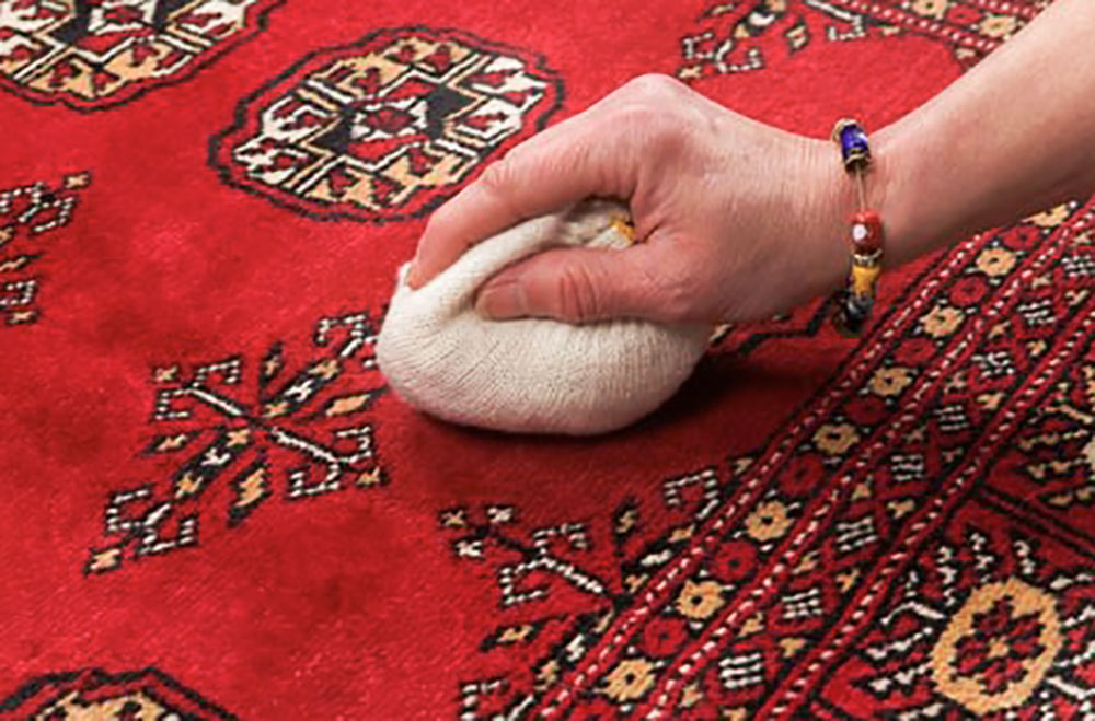 تمییز کردن فرش ابریشم با دستمال سفید