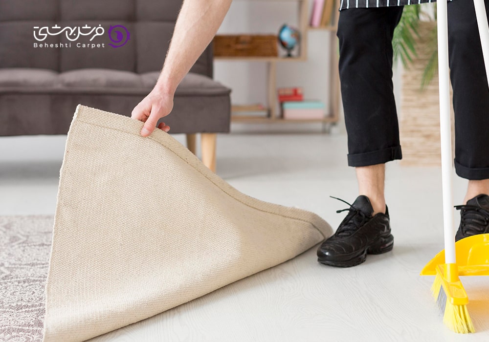 قبل از هرکاری وسایل خانه را گردگیری کنید و آشغال های بزرگ را از کف خانه جمع آوری کنید.