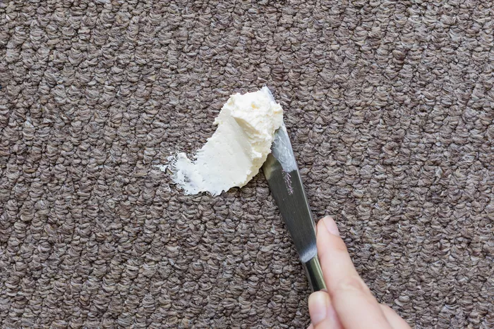 لکه گیری شمع و یا ادامس از روی فرش 