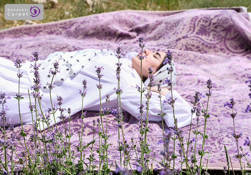 تصویر یکی از فرش های زیبا فرش بهشتی در طبیعت