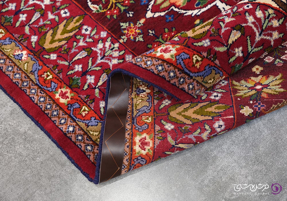 فرش های دستباف به دلیل استفاده از الیاف طبیعی، کیفیت رنگ بالایی دارند.