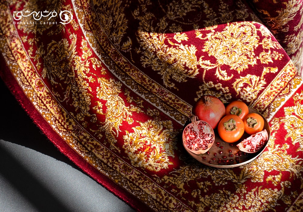 سینی خرما و انار شب یلدا روی فرش قرمز فرش بهشتی
