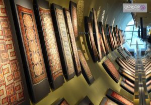 فرش های داخل موزه ملی فرش باکو در سایز های کوچک به دیوار چسبانده است.