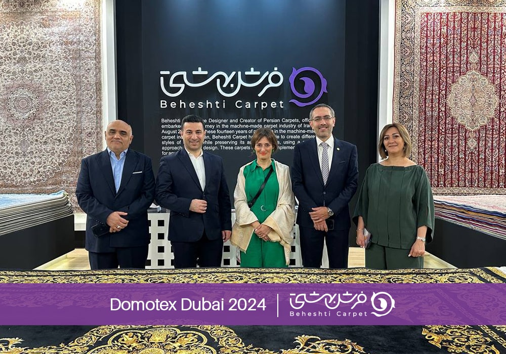 یک عکس بادگاری آقای بهشتی به همراه میهمانان عزیز