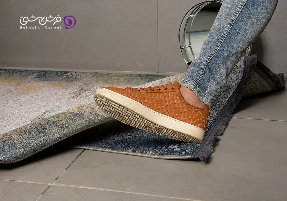 روش های جلوگیری از سرخوردن فرش و تصویر پای انسان بر روی فرش