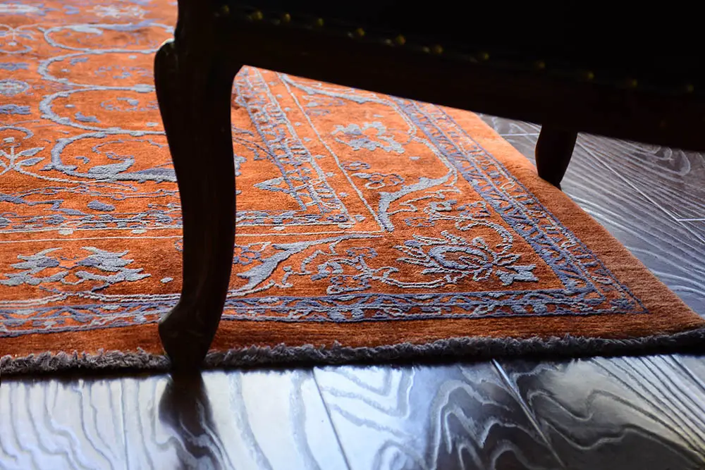 پایه های سنگین را روی فرش دستبافت قرار ندهید