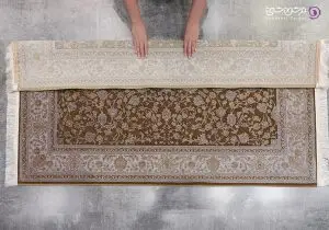 برای تا زدن فرش ایتدا ان را جاروبرقی و تمیز کنید.
