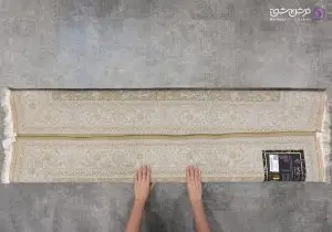 سپس فرش زا از هر دوطرف تا می زنیم.