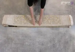 قسمت های تاشده ی فرش را روی هم قرار می دهیم.