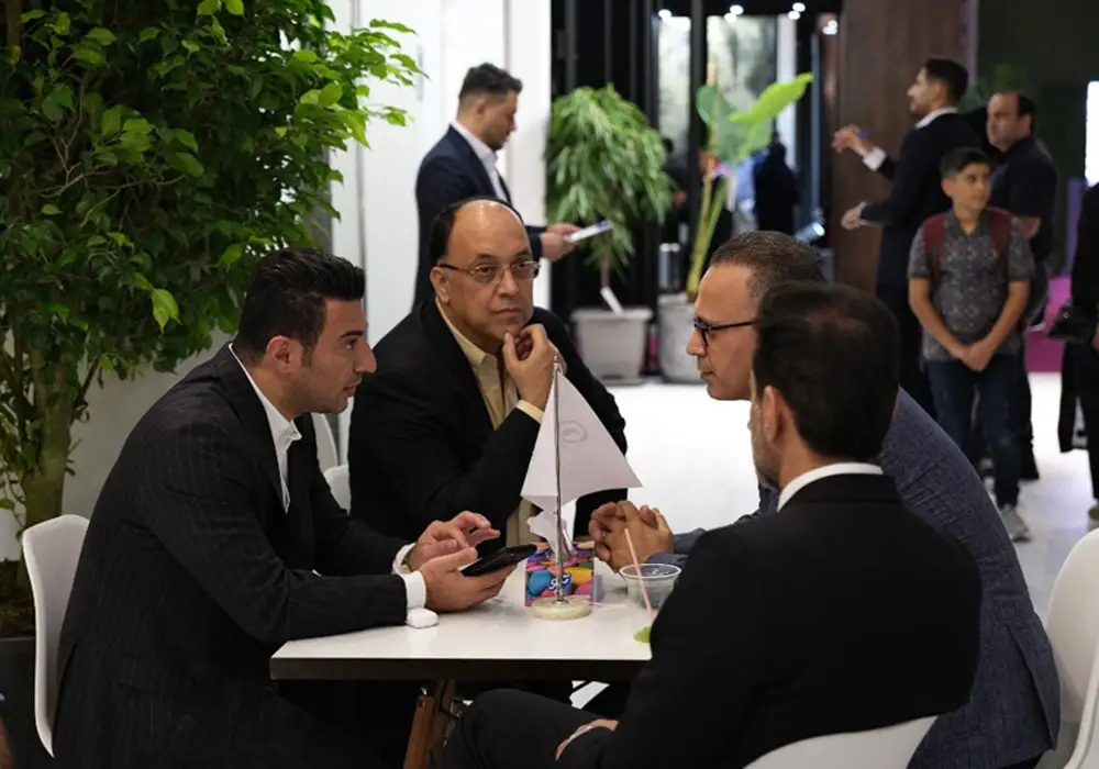 آقای محمد بهشتی در کنار مهمانان در نمایشگاه