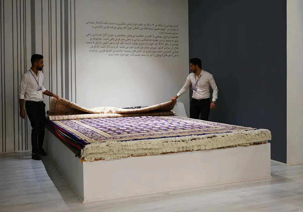 بخشی از غرفه ی فرش بهشتی