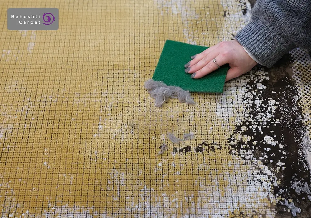 جمع کردن مو از روی فرش و موکت با اسفنج آشپزخانه یا اسکاچ 
