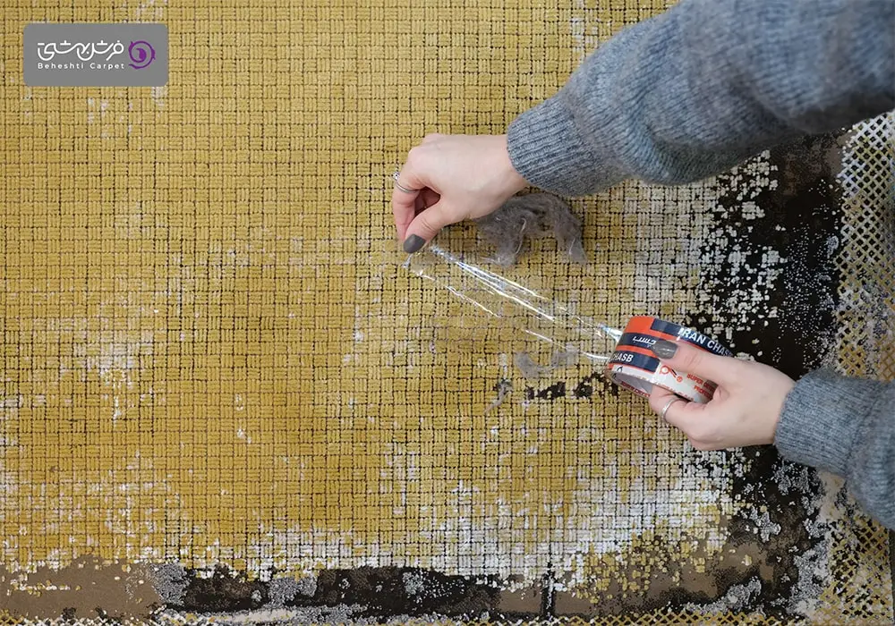 جمع کردن مو از روی فرش با چسب پهن