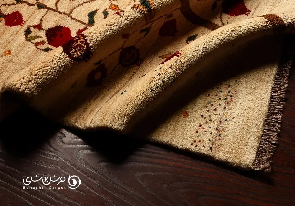 گبه ها نسبت به فرش ضخیم تر و نرم تر هستند.