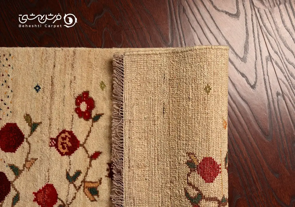 عکسی از گبه کرم رنگ با گل های سرخ