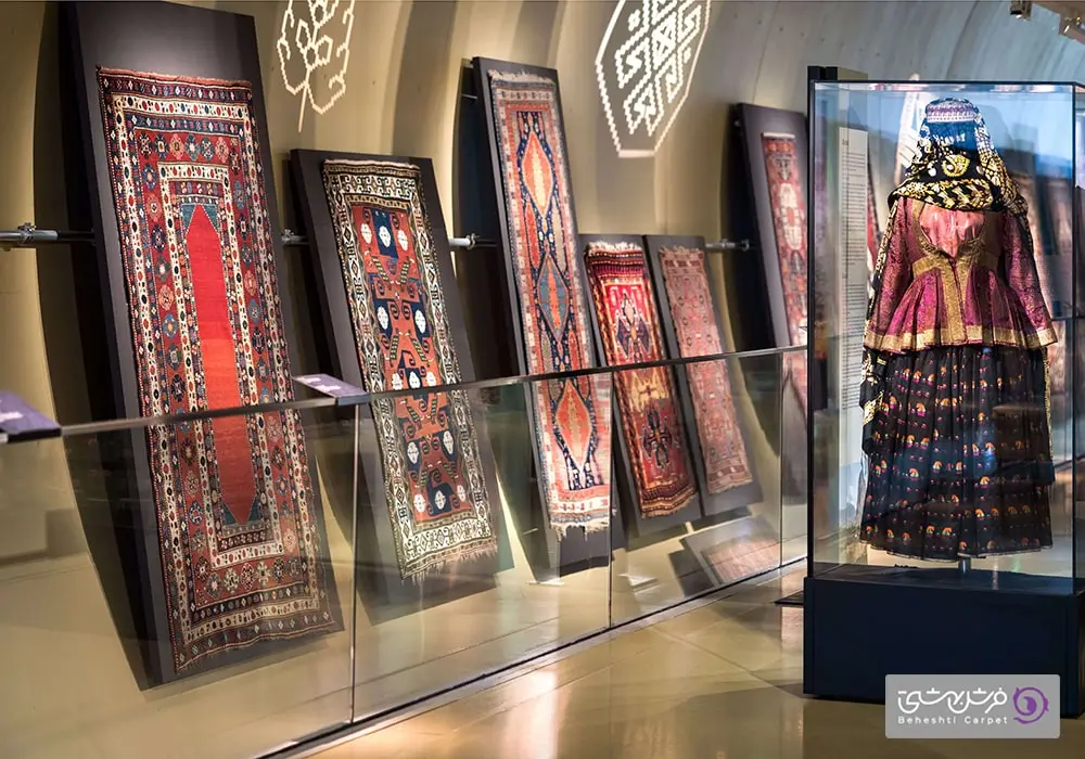 نمای داخل موزه فرش باکو، بعضی از فرش ها و لباس محلی