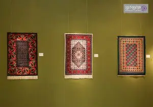 بخشی از فرش ها روی دیوار موزه ملی فرش باکو آویخته شده است